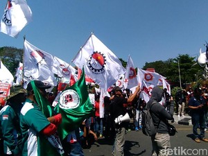 Ribuan Buruh Berorasi di Depan Monumen Patung Suro dan Boyo