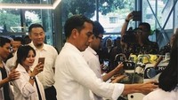 Pada bulan Januari lalu Presiden Jokowi mampir ke sini. Ia pun mencicip kopi terbaik di dunia yang asalnya dari Gunung Puntang.  Foto: Instagram @sejiwacoffee