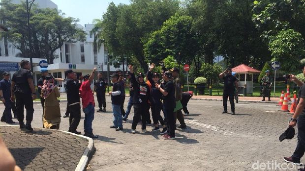 Dipimpin Rieke, Massa KRPI Diterima di Istana
