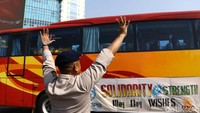 Mereka naik sepeda motor dan bus.
