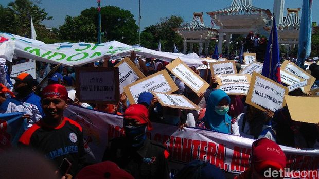 Ada Poster #2019GantiPresiden dalam Aksi May Day di Surabaya