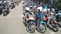 Karyawan PT Astra Honda Mtor (AHM) menggunakan sepeda motor Honda Sebut saja mulai dari Honda Grand, Tiger, BeAT, Scoopy, hingga PCX dan CBR ikut dalam rombongan, dengan menggunakan jalur Cikarang-Karawang-Kalimalang-Sunter-sampai Monas. Foto: Ruly Kurniawan