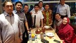 10 Aksi Ustad Solmed Saat Makan Bareng Politisi Sampai Suapi Anak