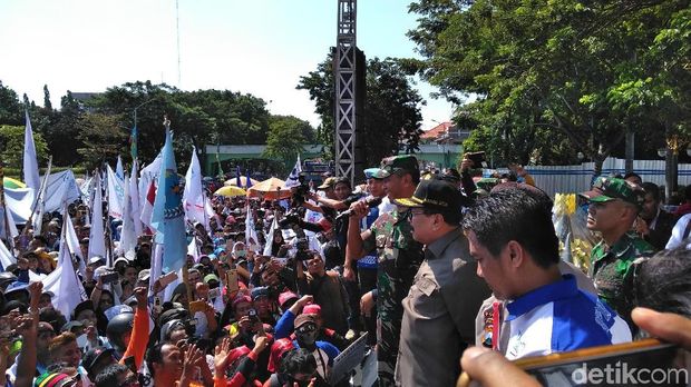 Pakde Karwo Temui Massa Buruh, Bicara Upah dan Potong Tumpeng