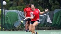 Tapi dalam mengikuti turnamen sesuai jadwal yang sudah diaturnya, Dila masih merogoh kocek sendiri dan biaya dari KONI Jawa Timur. Dila juga tak memiliki pelatih yang mengikuti tur ke ajang internasional atapun nasional. Kendati banyak lubang dalam persiapan menuju Asian Games 2018, Dila optimistis status tuan rumah bakal menjadi keuntungan tersendiri bagi dia dan atlet Indonesia lainnya.