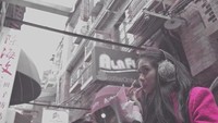 Wah, apa yang sedang Gista makan itu, ya? Yang jelas ia memakannya dengan jarinya langsung dan sangat menikmati rasanya hingga menjilati jarinya. Foto: Instagram @gistaputri