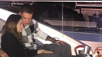 Ederson Moraes, kiper Manchester City paling suka liburan bersama sang kekasih. Berfoto dengan panorama cantik, salah satunya seperti di Lisboa, Portugal ini (ederson93/Instagram)