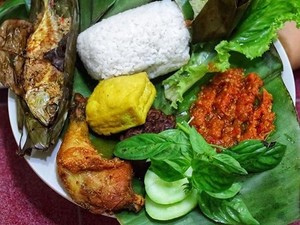 Masih di Bandung Hari Ini? Makan Siang dengan Menu Nasi Timbel Aja