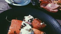 Enjoy your food, enjoy your life .., tulisnya saat mengunggah foto sajian berbahan dasar daging ikan salmon. Duh, kelihatannya enak. Foto: Instagram @gistaputri