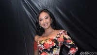 Saat premier film Ananta, Asri Welas tampil dengan gaun serba berbunga-bunga. Foto: Noel/ detikHOT