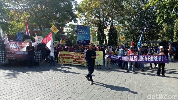 Pemusik Tradisional Ikut Ramaikan Aksi May Day di Bali