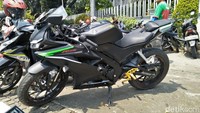 Ada juga buruh yang mengendarai Yamaha R15 ke lokasi aksi. Foto: Ruly Kurniawan