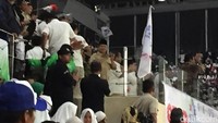 Selamat datang Pak Prabowo, capres 2019, sambut pembawa acara. Massa buruh KSPI berdiri dan serentak menyanyikan lagu Halo-halo Bandung.Fotografer: Nur Indah Fatmawati/detikcom