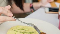 Bagaimana kalau mencicip Swedish Meatball enak di sini? Dipadu dengan mashed potato yang lembut gurih. Foto: Instagram @takut.kurus