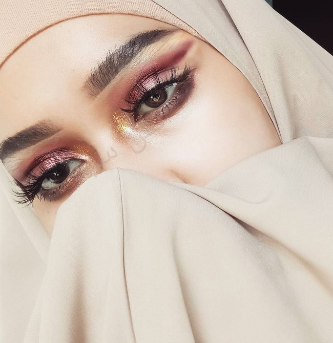 Tasya Sayeed memang senang dengan tampilan bulu mata penuh drama. Ia mengaku senang mengeksplor berbagai jenis bulu mata. Ia mengaku tidak memakai bulu mata dari rambut asli, yang diharamkan dalam Islam. Foto: Dok. Instagram Tasya Sayeed