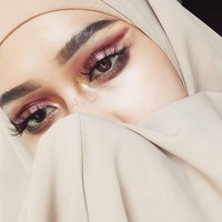 Tasya Sayeed memang senang dengan tampilan bulu mata penuh drama. Ia mengaku senang mengeksplor berbagai jenis bulu mata. Ia mengaku tidak memakai bulu mata dari rambut asli, yang diharamkan dalam Islam. Foto: Dok. Instagram Tasya Sayeed