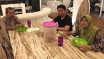 10 Aksi Ustad Solmed Saat Makan Bareng Politisi Sampai Suapi Anak