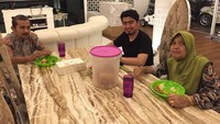 Sholeh Mahmoed Nasution atau Ustad Solmed sedang menikmati makan malam bersama orang tuanya. Yaa Allah, hamba memohon, Engkau sayangi, cintai, lindungi , berkahi, sehatkan, panjangkan umur dalam kebaikan untuk Ayah serta Emak saya, tulis Ustad Solmed di keterangan foto. Foto: Instagram ustad_solmed