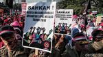 Buruh Menyemut di Patung Kuda