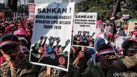 Massa juga menuntut DPR segera mensahkan RUU ASN 2018.