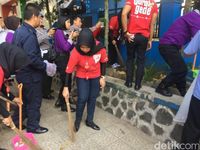 Peringati May Day, Puluhan Karyawan Toserba Bersama Polwan Aksi Bersih-bersih Jalan