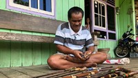 Sejak genset rusak, saya tidak bisa bikin mandau lagi, karena butuh listrik untuk menyalakan bor, gerinda, dan blower. Tapi sebentar lagi listrik nyala, karena PLN sudah masuk Desa, ujar Daso. Pool/PLN.