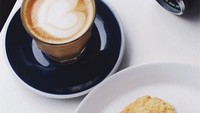 Sore begini memang enaknya menikmati secangkir kopi hangat dipadu dengan aneka pastry yang manis. Enak! Foto: Instagram @sejiwacoffee