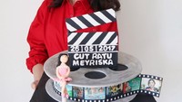 Di momen ulang tahunnya, Cut Meyriska mendapatkan kue yang unik nih. Bentuknya bertema film. Keren ya!Foto: instagram @cutratumeyriska
