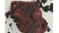 Begini nih caranya memakan brownies. Dicampur jadi satu sehingga bentuknya jadi kaya adonan. Ada ada aja, ya. Foto: Instagram @gistaputri