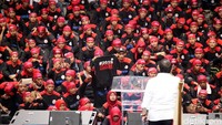 Ada juga yang memakai kaos #2019gantipresiden.