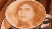 Cantiknya segelas latte dengan hiasan latte aart wajah Cut Meyriska nih. Sayang ya buat diminum.Foto: instagram @cutratumeyriska