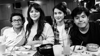 Gista ternyata akrab dengan anak-anak sekaligus mantan istri Wishnutama, Wina Natalia. Mereka terlihat sedang makan malam bersama di sebuah restoran Korea. Gista sendiri resmi dipersunting oleh Wishutama di tahun 2015 lalu. Foto: Instagram @wishnutama