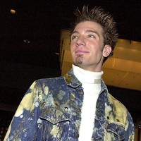 JC Chasez dengan gaya andalan anak-anak hypebeast di masa itu: sweater turtle neck dan jaket denim beraksen cipratan. Foto: Dok. Getty Images