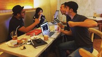 Derby lebih suka meeting dengan teman-temannya di restoran, ditemani makanan dan segelas es kopi. Wah, kira-kira mereka sedang mendiskusikan apa, ya? Foto: Instagram @derbyromero