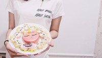 Putus dari Okky Raditya, kini Anya Geraldine pun resmi dekat dengan mantan artis cilik yaitu Bio One. Dan dengan gayanya yang santai, Anya pun terlihat sedang memamerkan macaron berbentuk lucu yang tega untuk dimakan. Foto: Instagram @anyageraldine