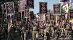 Buruh Menyemut di Patung Kuda