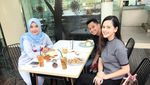 Ngopi dan Makan Kue, Cut Meyriska Tetap Bergaya Cantik Elegan