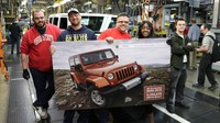 Para pekerja telah bekerja tanpa henti selama beberapa tahun terakhir untuk memenuhi impian para penggemar Jeep di seluruh dunia yang ingin pergi ke mana dan hanya Wrangler yang dapat membawa mereka, kata Toledo Assembly Complex. Foto: Pool (Autoevolution)