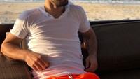 Sergio Aguero, ujung tombak Manchester City ini sama seperti pria Amerika Latin pada umumnya. Paling suka nyantai di pantai (10aguerosergiokun/Instagram)