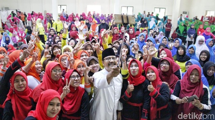 Di Probolinggo, Gus Ipul Janjikan Upah Minimum Guru