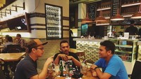 Kafe jadi tempat favorit Derby untuk bertemu dan membicarakan masalah pekerjaan dengan rekan bisnisnya. Foto: Instagram @derbyromero