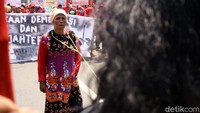Mereka berkumpul dan bergerak bersama dari Stasiun Gambir, Jakarta Pusat.