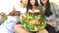 Langsing tapi makannya banyak. Itu setampah nasi dan lauknya kok dipegang sendirian? Nggak mau bagi-bagi nih?Foto: instagram @cutratumeyriska