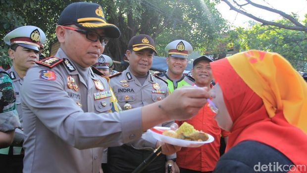 Saat Polisi Kabupaten Bandung Suapi Buruh Tumpeng Sebelum Demo