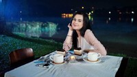 Dinner di restoran outdoor, Meyriska menutup menu makannya dengan dessert sepotong cake cokelat dan segelas teh hangat. Duh senyumnya manis banget ya? Eh tapi kok makannya sendirian sih. Foto: instagram @cutratumeyriska