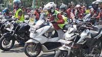 Ada buruh yang menggunakan Honda PCX Foto: Ruly Kurniawan