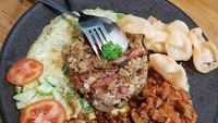 Wah! Nasi goreng dengan lauk lengkap ini jadi menu makanan kesukaan Derby. Nasi goreng dengan irisan sosis, dilengkapi dengan orek tempe, dan telur dadar, jadi bikin lapar, ya? Foto: Instagram @derbyromero