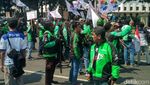 Seragam Warna-warni Buruh Warnai May Day di Jakarta