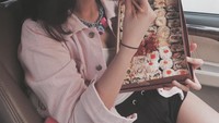 Wih banyak banget sushinya. Di dalam mobil, Anya pun terlihat asyik menyantap aneka sushi. Memangnya habis, Anya makan sushi sebanyak ini sendirian? Foto: Instagram @anyageraldine