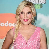 Dalam wawancara dengan majalah People pada tahun 2000, bintang serial Beverly Hills 90210, Tori Spelling, mengakui bahwa hidungnya sudah tidak asli lagi. “Aku mengaku melakukan operasi plastik pada hidungku. Tapi hanya itu saja. Aku kehilangan berat badanku secara alami pasca melahirkan, sementara orang-orang berpikir aku sedot lemak,” ujarnya. Foto: Dok. Getty Images